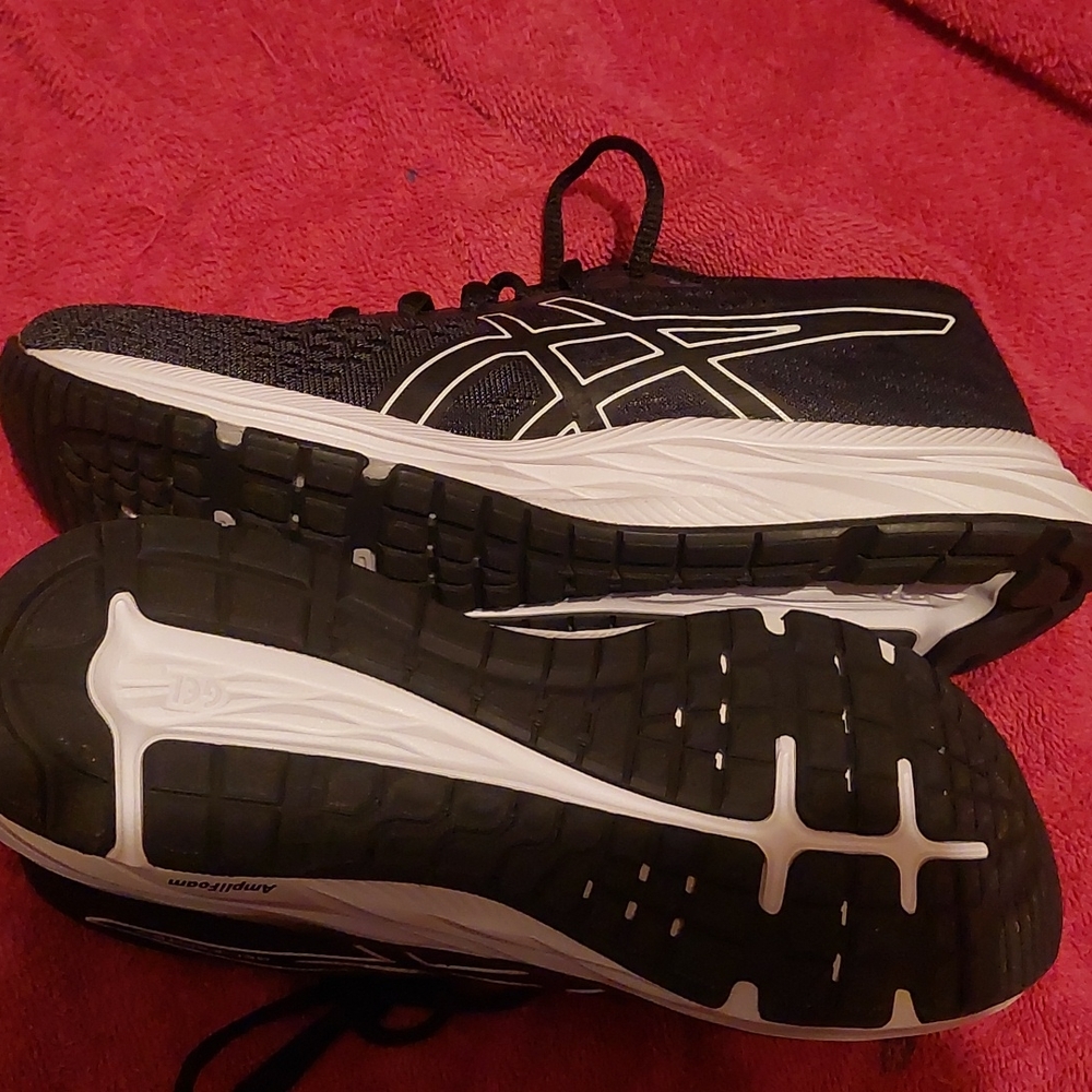 Asics running shoe, size 8, black